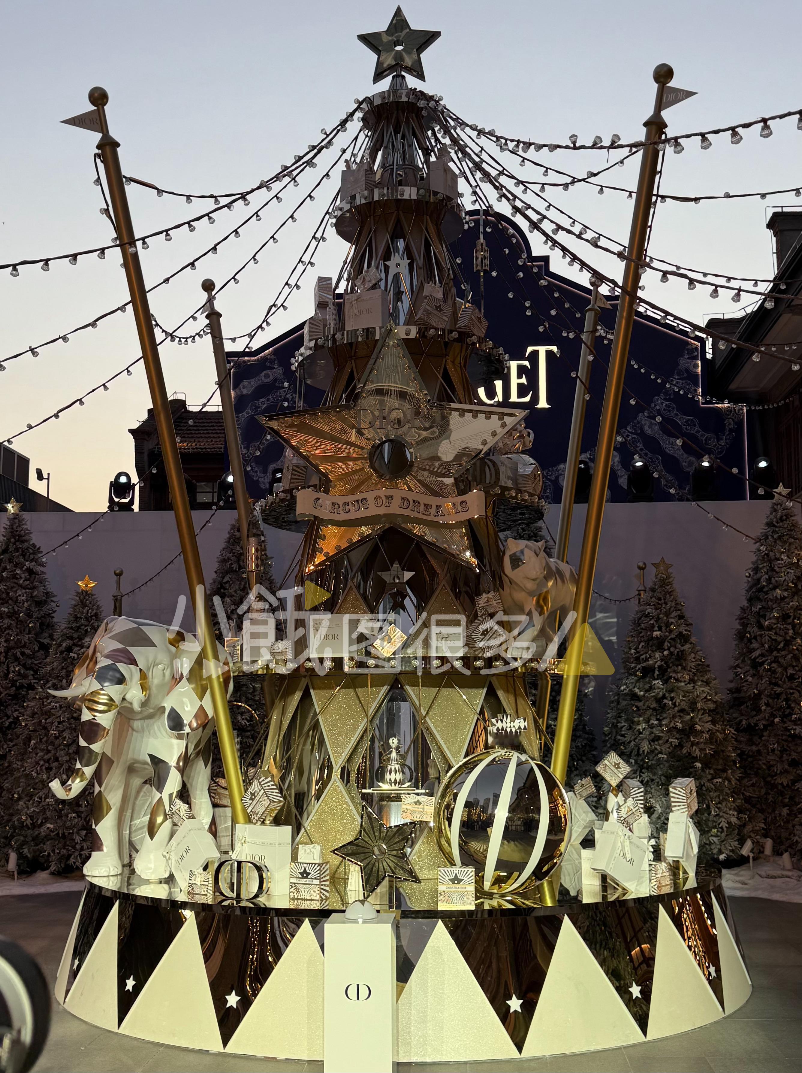 周围都是漂亮的小姐姐们，等亮灯仪式 上海·张园