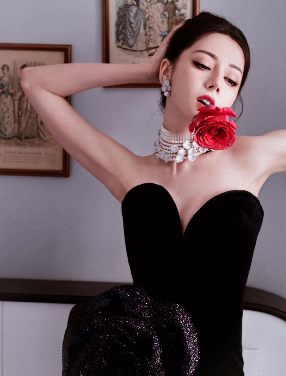 迪丽热巴巴黎出图 不需要任何说明书的美丽。 ​​​
