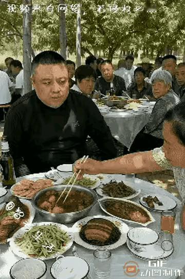 男子兜头一盘汤汤水水把大娘嘻得目瞪口呆。
聚餐时，像大娘这样的人总会遇到，逮住那