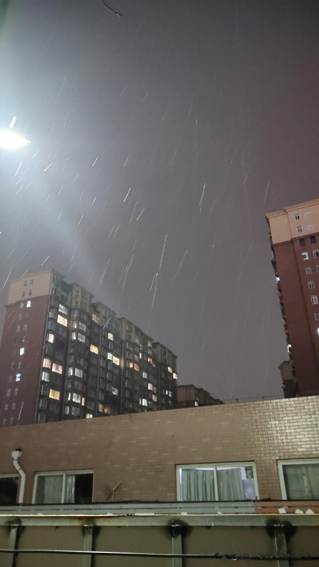 昨天下班时感觉天上在落小雪花，我不确定的看看天气预报，没有雨雪预报呀。再抬头看看