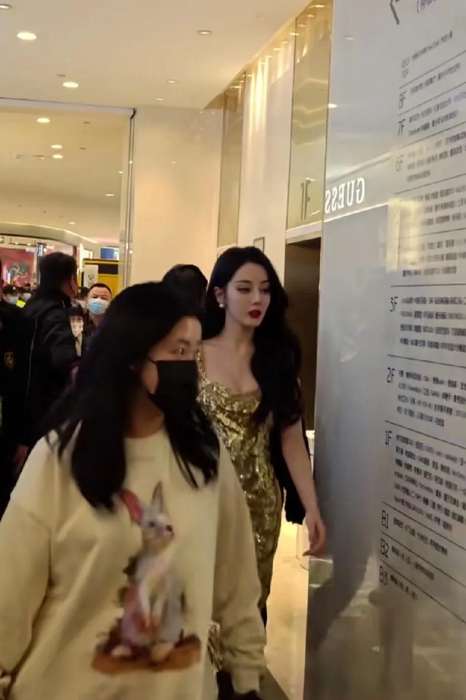 热巴真的是美丽冻人 好美好美也怪冻的
明星着实好惨，大家都是卫衣加棉袄，热巴只有