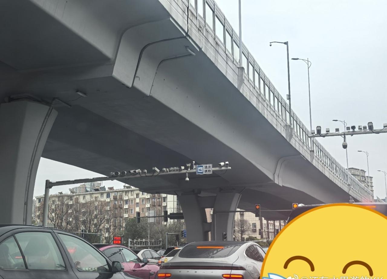 我已经到了省会了
这个点，路上已经是很多车，很多人了

我看到了一辆消防车呼啸而