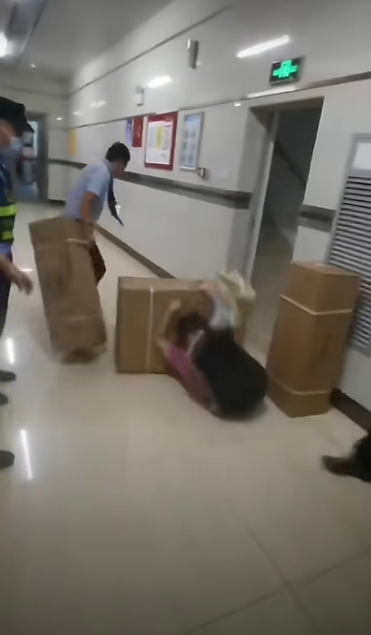 物业暴力阻拦业主回家相比某些物业只拿钱不干活这个物业已经涉嫌非法和寻衅滋事了谁给