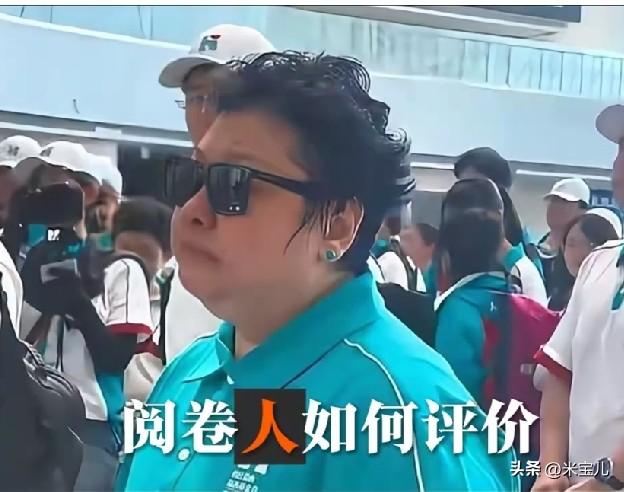 大家发现了吗？
韩红老师越来越低调了，
韩红老师的黄头发染回黑头发了，
手表也不