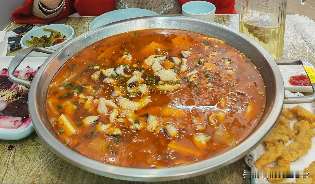 咸阳防洪渠边的棒棒鱼味道不错，鱼做的鲜嫩异常，有辣味和微辣等几种选择，价格也不算