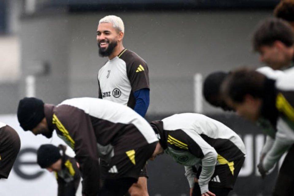 斯基拉：上周四，阿斯顿维拉和尤文图斯在伊斯坦布尔举行了一次秘密会谈，讨论道格拉斯