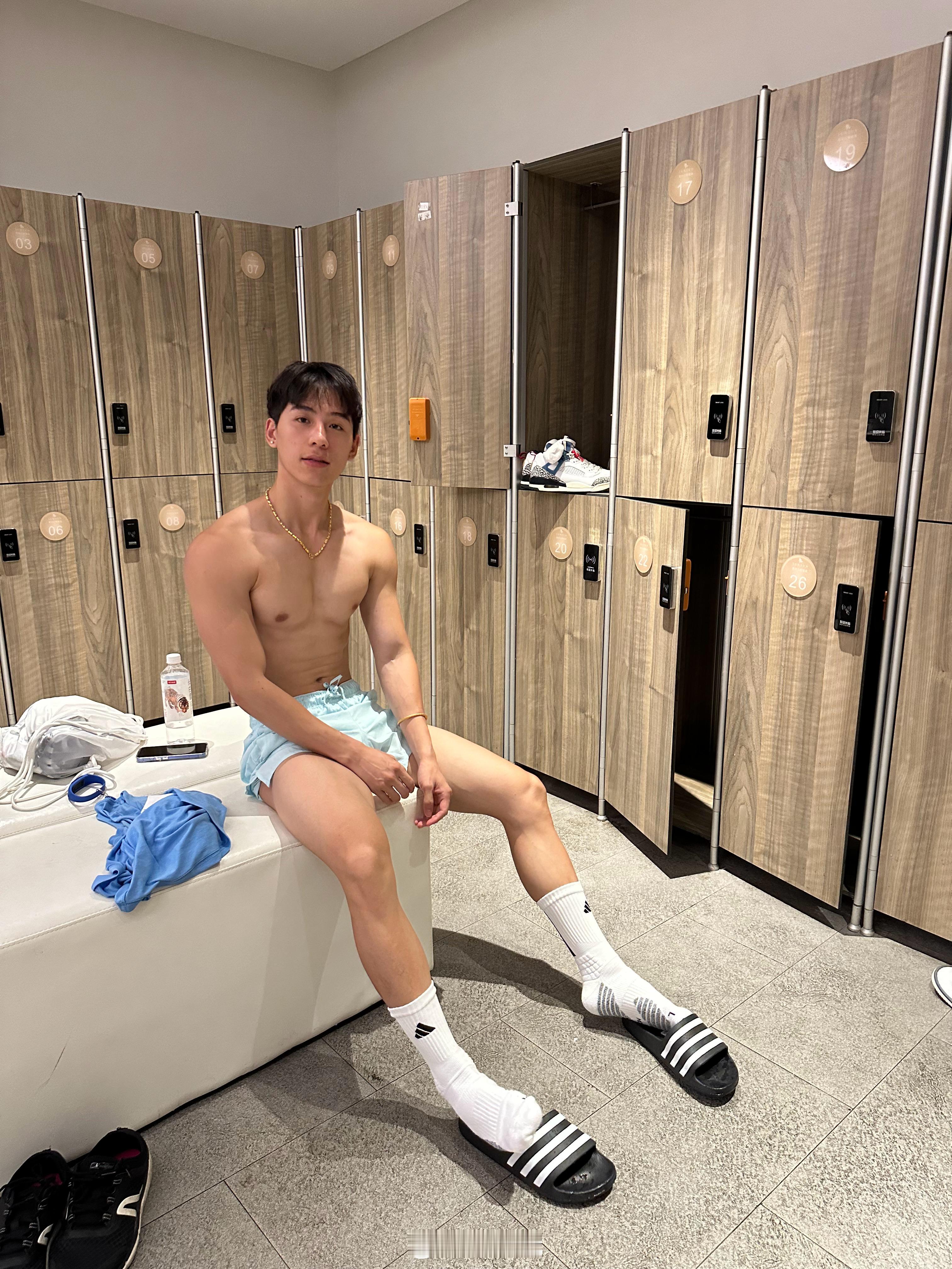 昨天蹲腿，今天练胸➕游泳🏊🏻‍♂️ ​​​