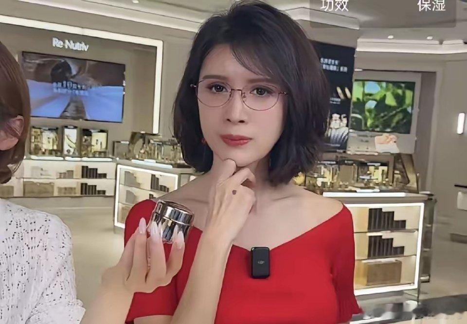 刷到金巧巧的直播，我直接笑到拍大腿。不是那种尬笑，是真绷不住。她卖货逻辑清奇。别