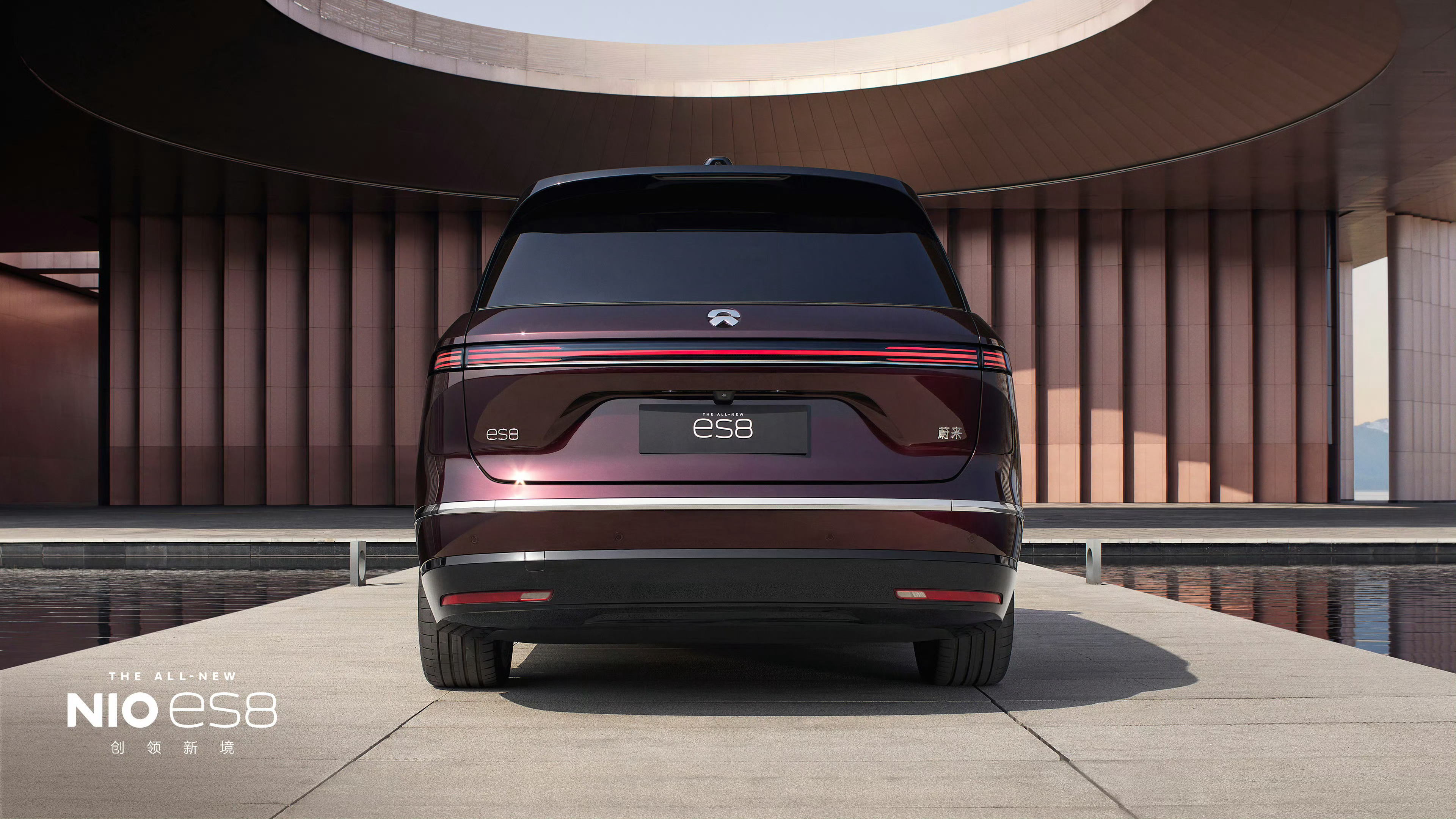 单发一条 ES8 M42 星云红。原因很朴素，我认为这个新色做到了两点，对我来说