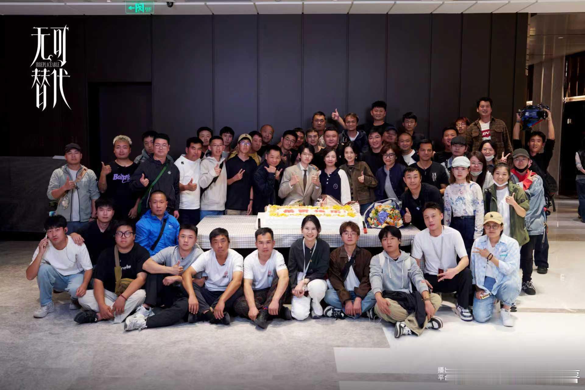 赵今麦魏大勋杀青叶信之优雅松弛矜贵，是魏大勋本人的苏感！期待电视剧的上映！ ​​