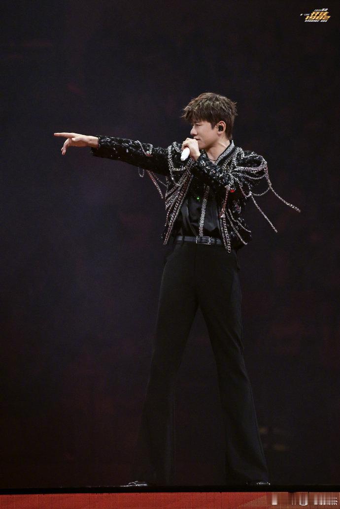 张杰想留在这场大梦不醒 舞台上的三连问直戳心底，字句深情满是眷恋，歌声里的执念，