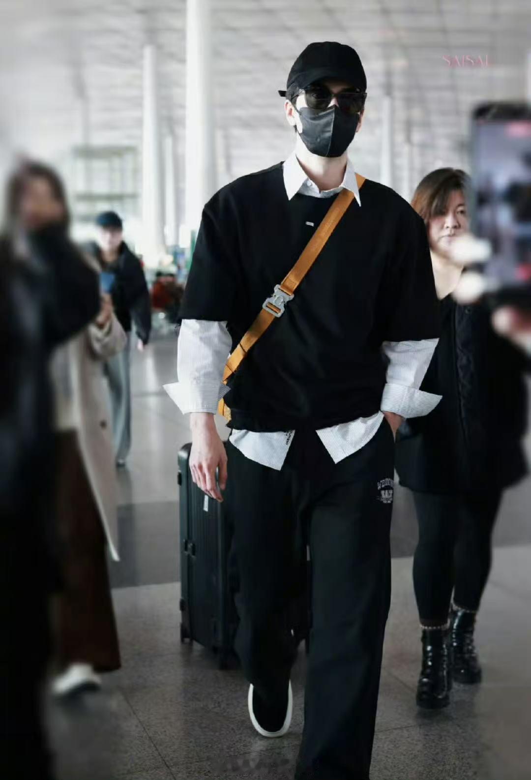 每次走机场都像走秀！帅～ 