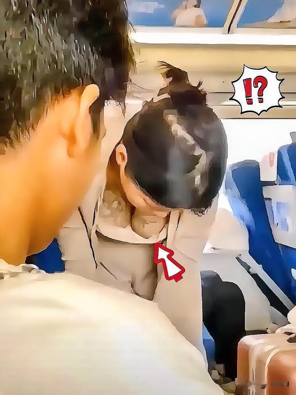 高铁上又现“社死现场”！
一位女乘客放行李时动作太猛，
上衣不慎走光，旁边男乘客