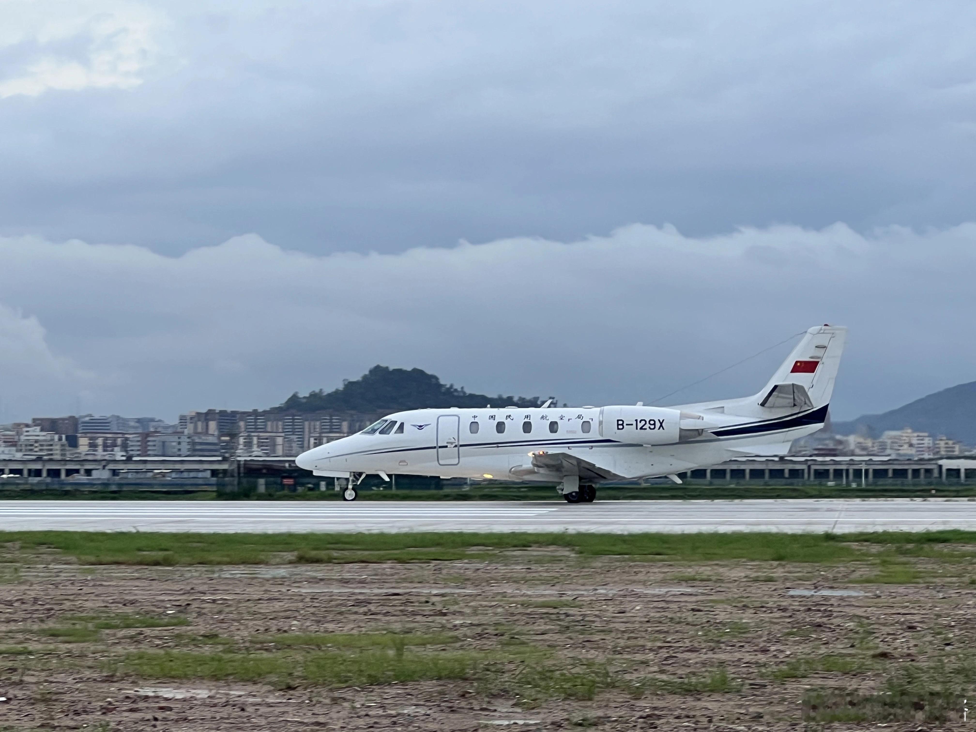 看到B-129X这架Cessna就知道深圳机场第三跑道在校飞，今天圆满完成。后面