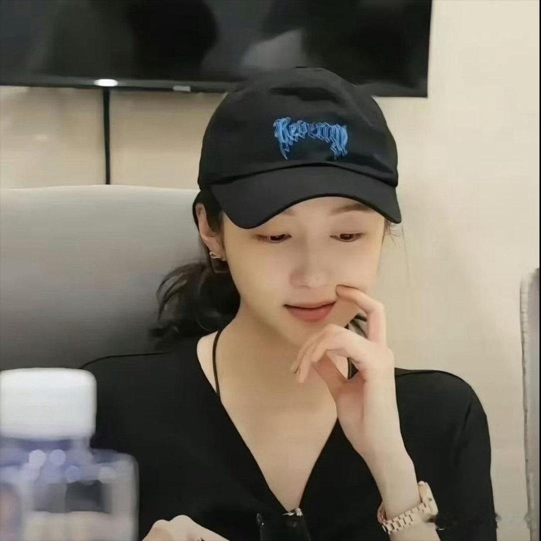 关晓彤素颜完全不用滤镜，自带清纯美感，颜值底子绝了。 