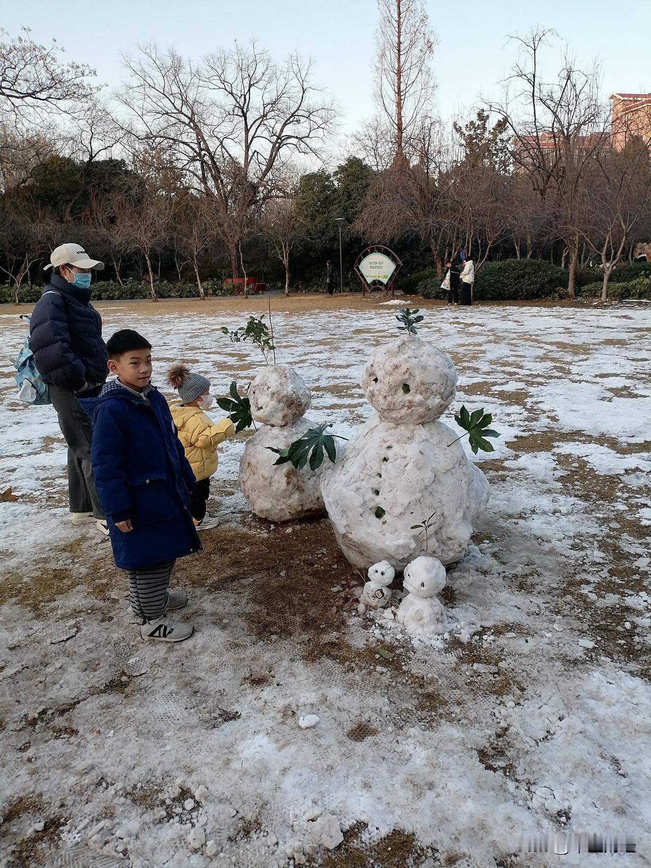2025年马上过去了，郑州下了一场中雪，草坪上堆起了两个雪人。在即将到来的202