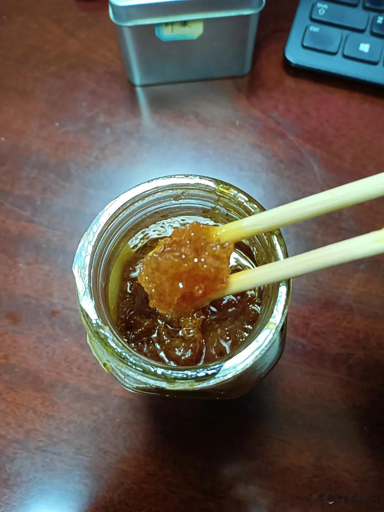 今早，品尝了下新购买的由安康市岚皋县升富蜂业发展有限公司汉滨分公司经销的土蜂蜜，