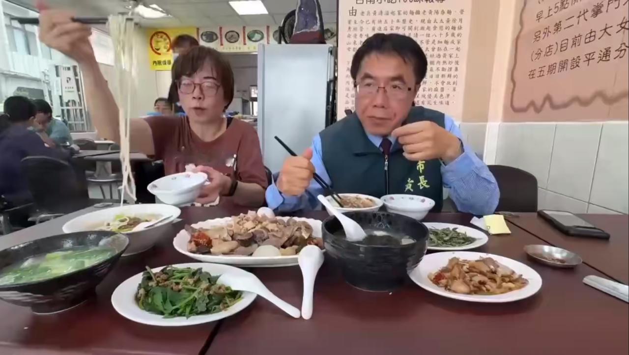中秋节，黄智贤和哥哥黄伟哲下馆子，这是什么情况？
早在2018年，黄伟哲当选台南