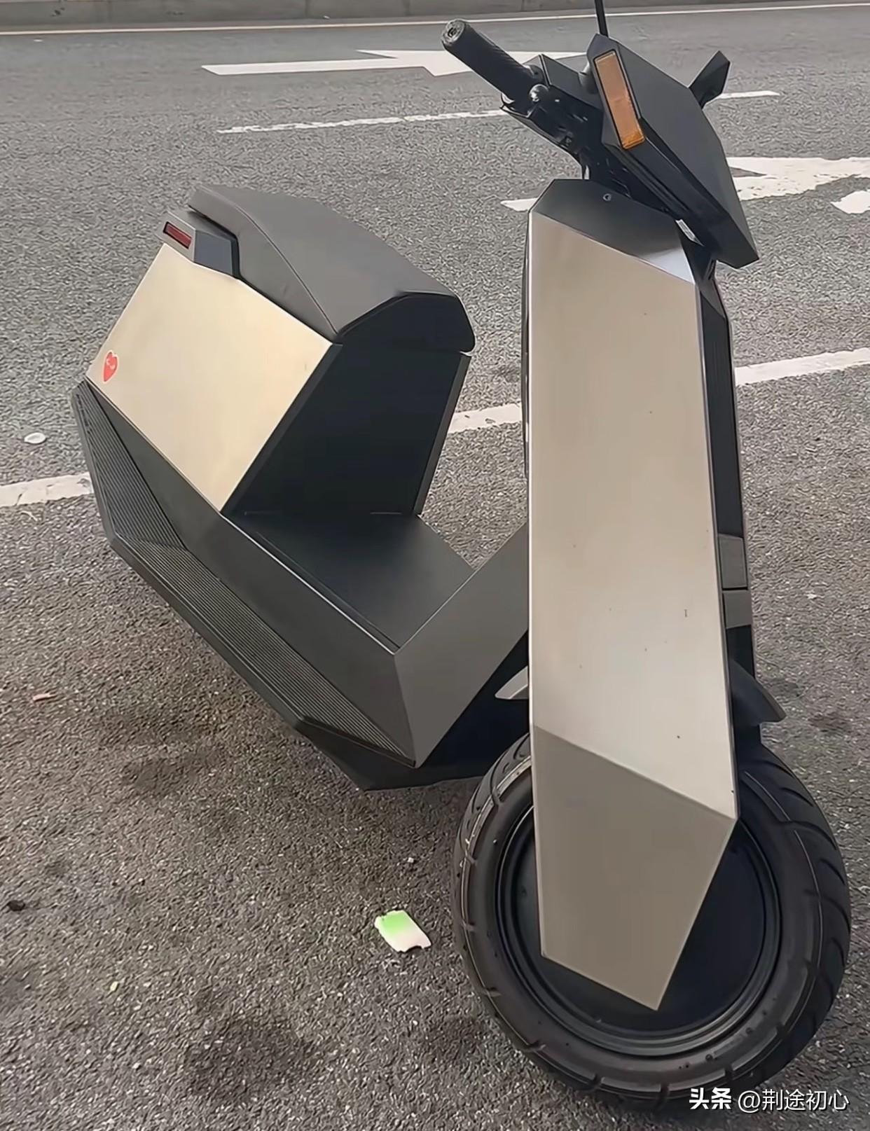 电动自行车都卷成这样了吗？可惜马斯克没有造电动自行车，否则这个创意就非他莫属了。