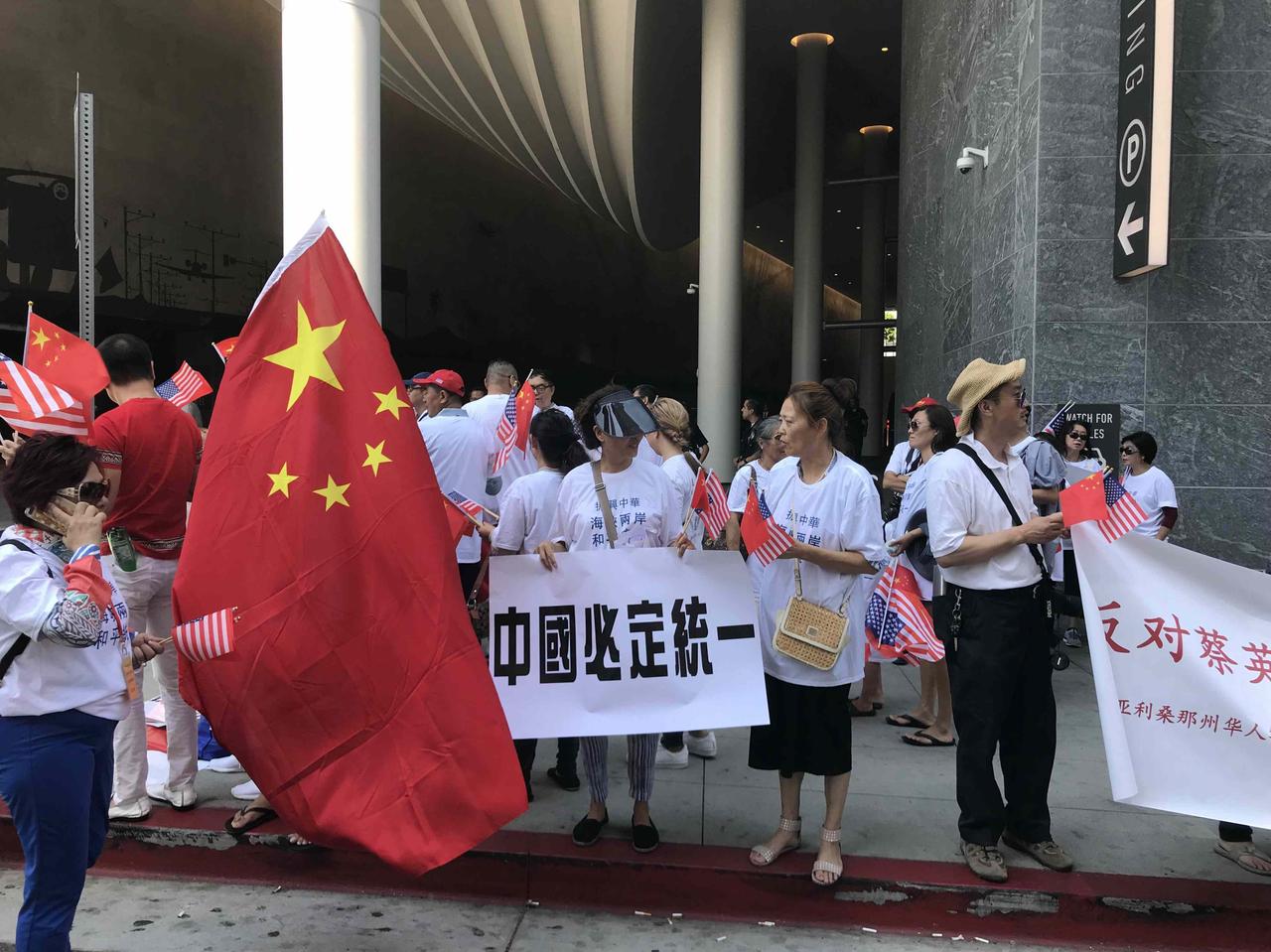 假如台湾真的统一了，大陆会派多少部队过去驻守？

先来看一下香港和澳门的驻军规模