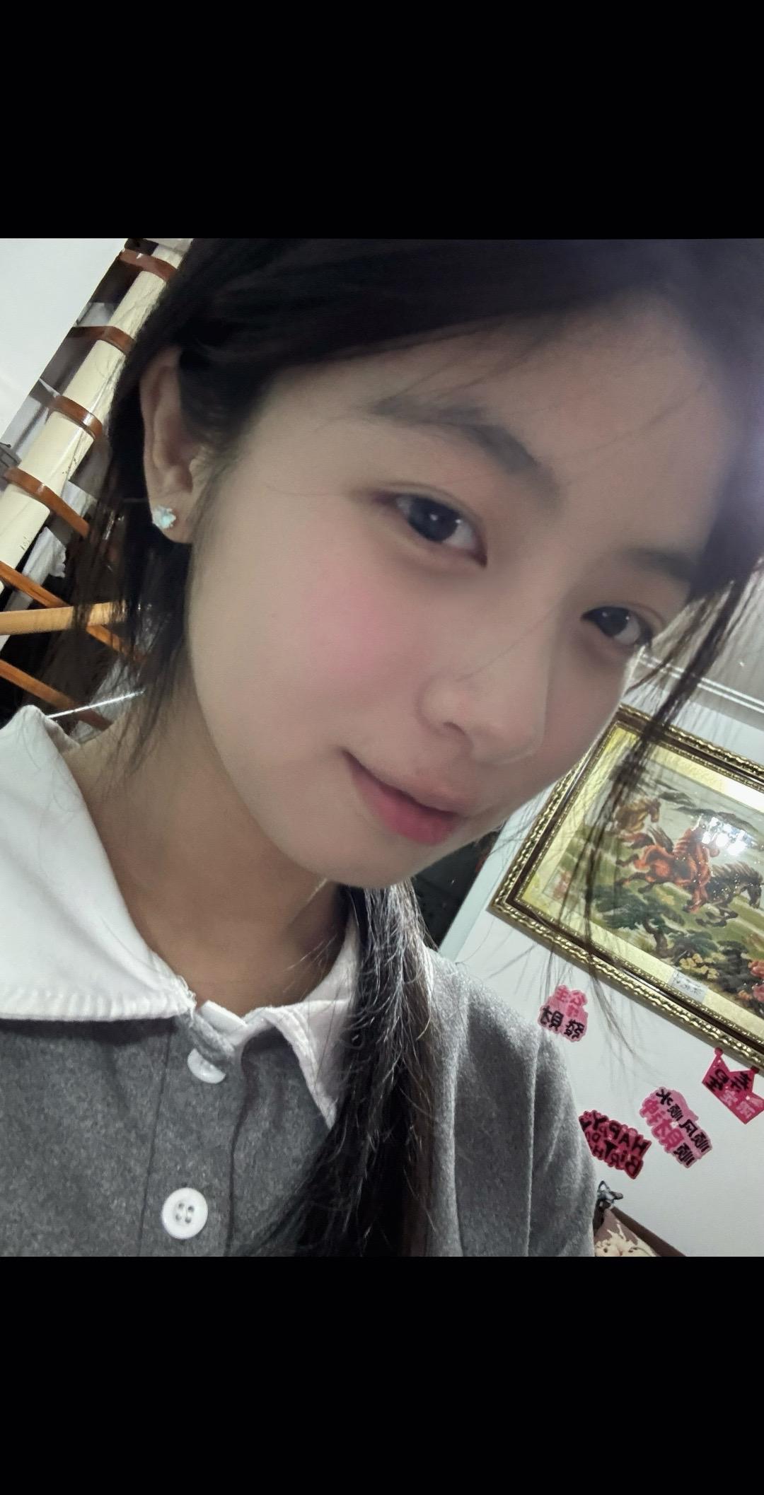 我难过的时候已经不会换头像了 这就是成长吧 太可怕了 我已经成为一个冷...