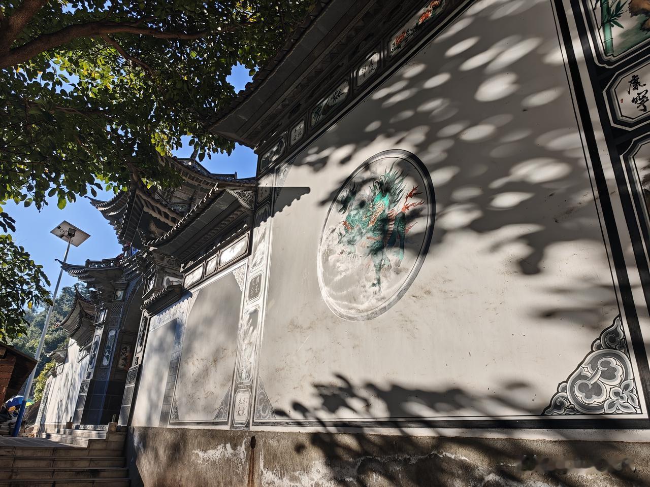 满江街道黄瓜营村本主庙
黄瓜营村，地处龙山东坡脚下，龙山隧道东出口两旁，民族白族