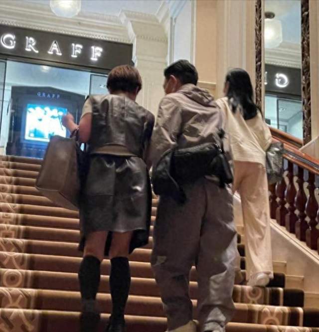 刘德华朱丽倩半岛酒店口罩上楼，红馆票680起