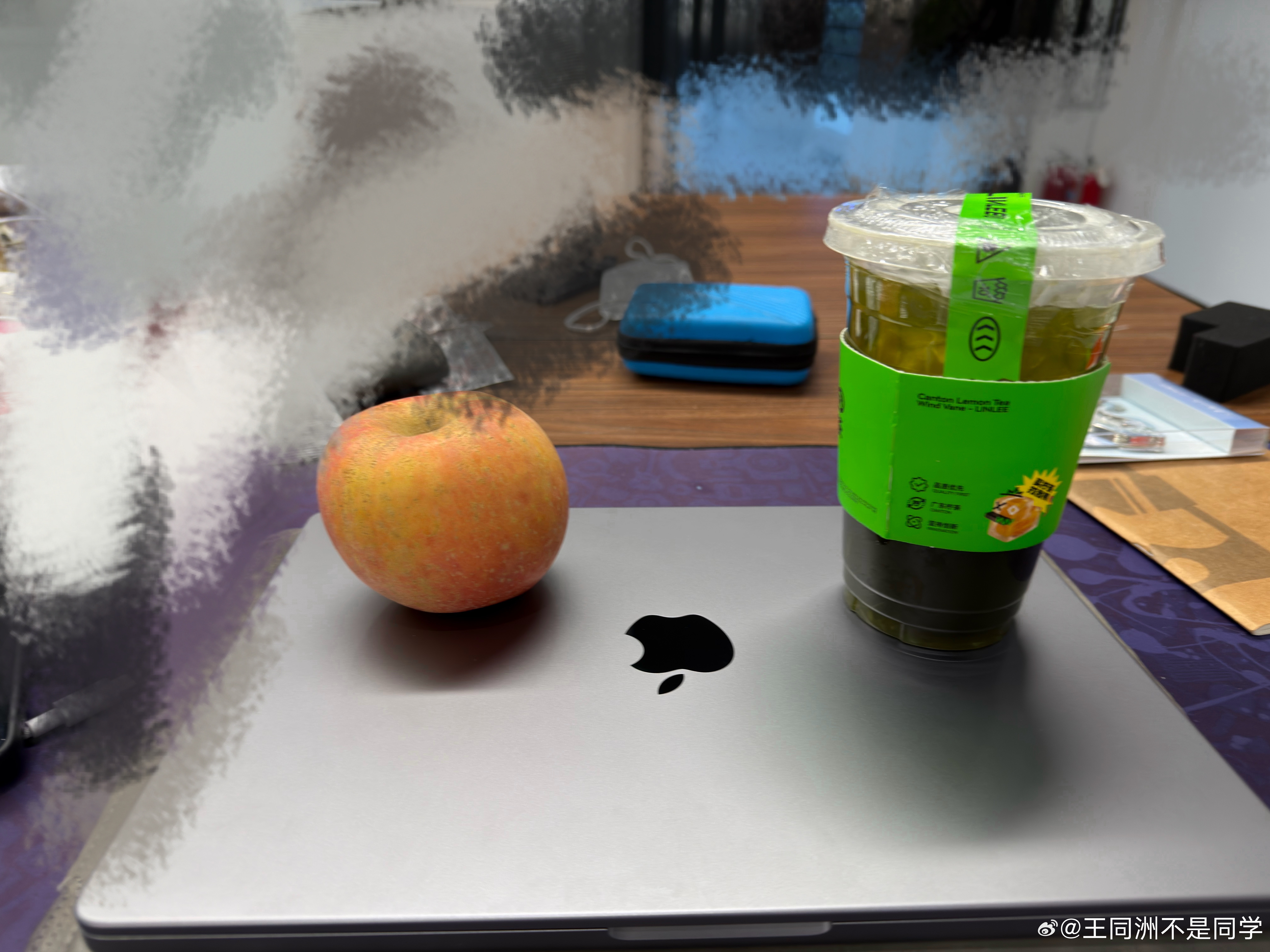 圣诞节被投喂的一天还有个巧克力，太好吃了没忍住忘了拍照班还是得这么上！ 