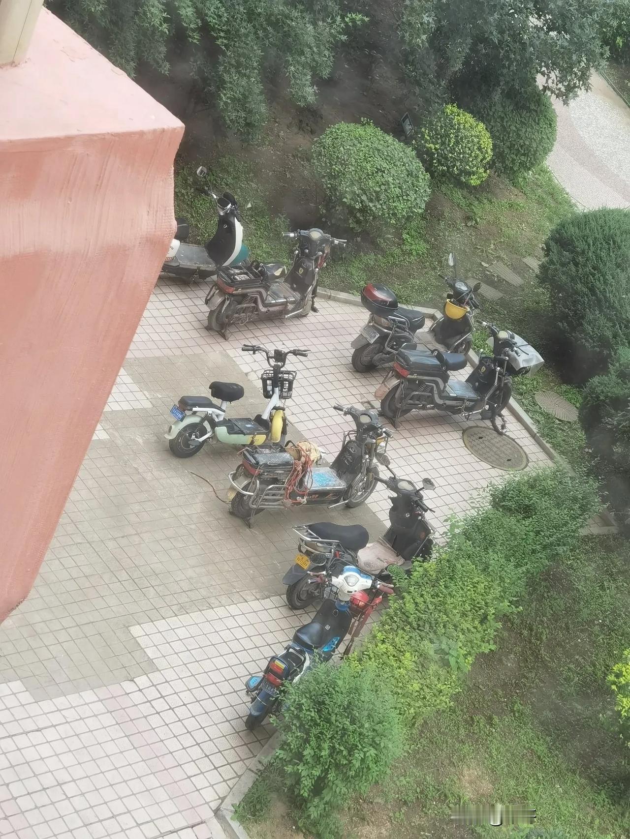 楼下停了那么多电动车，完了，又有装修的了！今天立秋，单元楼上三家同时开工装修，装