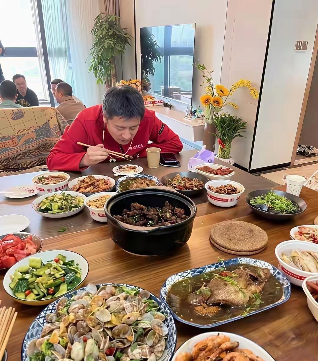 说实话，张雪峰吃的东西，同段位的有钱人都不会看一眼，命精贵着呢！
苦日子熬出来的