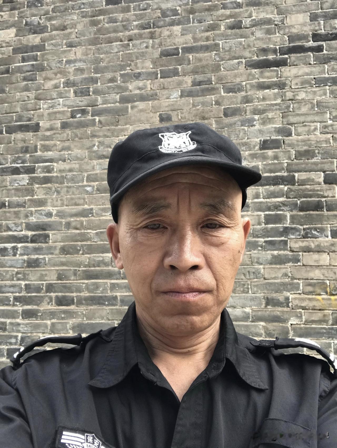 我是一个小区的保安。

我不但要负责我们小区的安保，我还要配合物业人员去业主家追