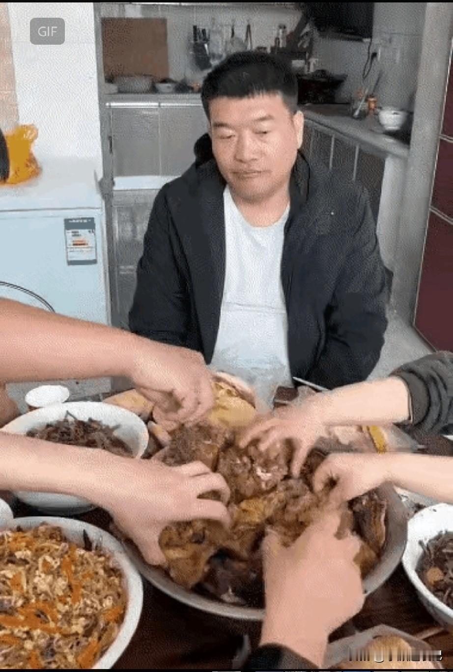 一名男子生了六个儿子，这本是一件让人高兴的事情，因为有了依靠，老了也有儿子在身边