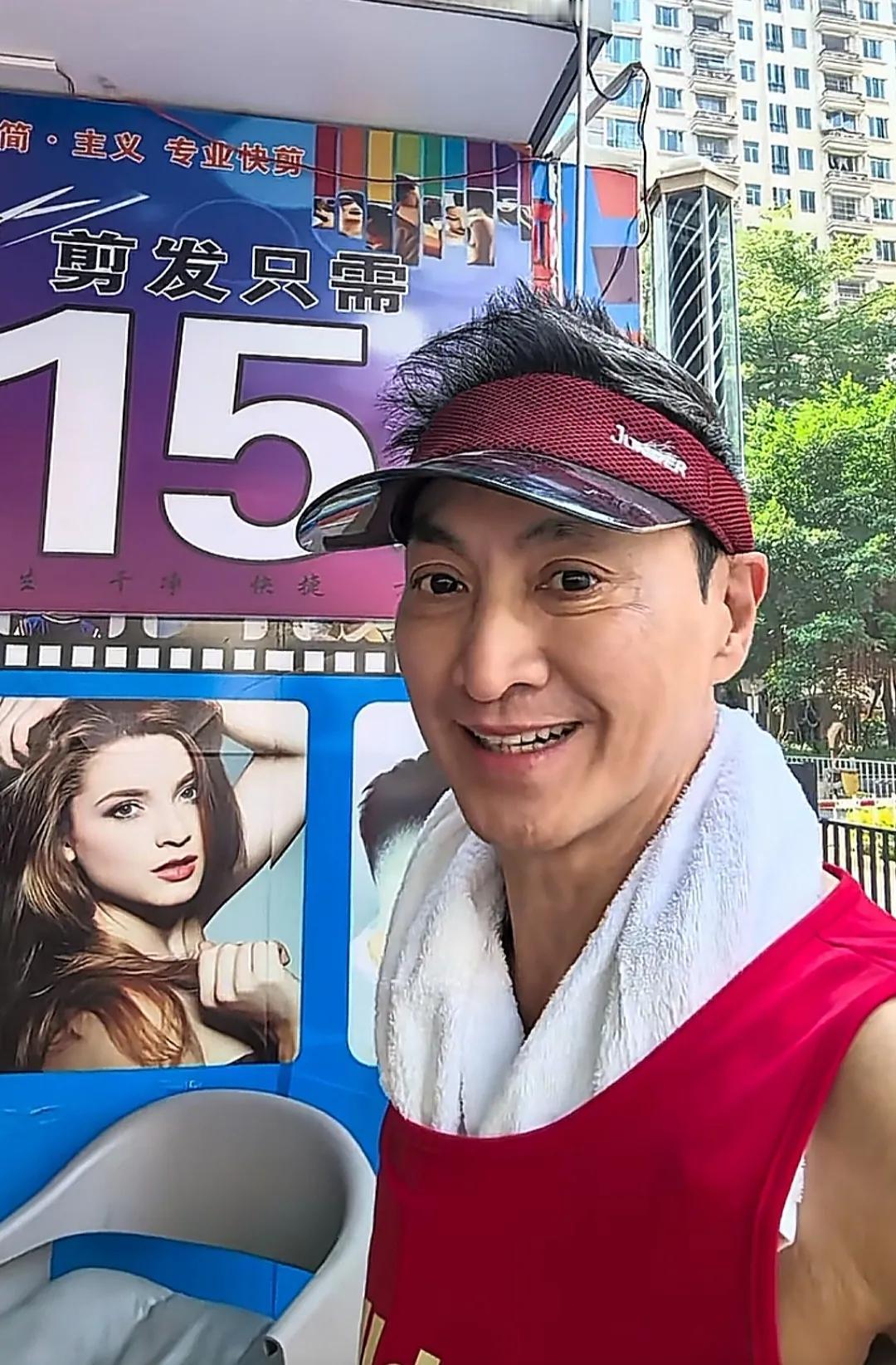 香港明星何家劲在惠州简陋小店剪头发，理一次只需15元，剪完后他满意大笑！
10月