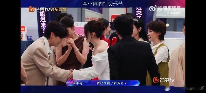 李小冉一边打招呼一边鞠躬道歉 全程慌乱营业的李小冉，一边打招呼一边鞠躬道歉，每一