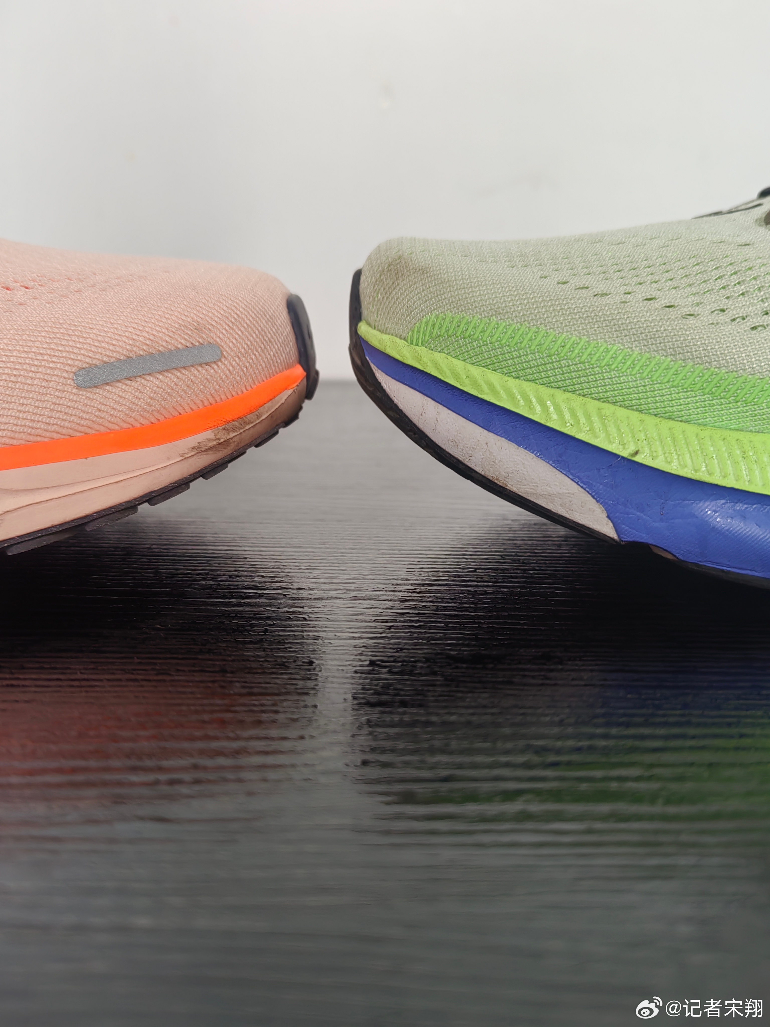 【飞马42 诚意之作】在耐克跑鞋矩阵中，飞马系列无疑是畅销最好的鞋款。今年，飞马