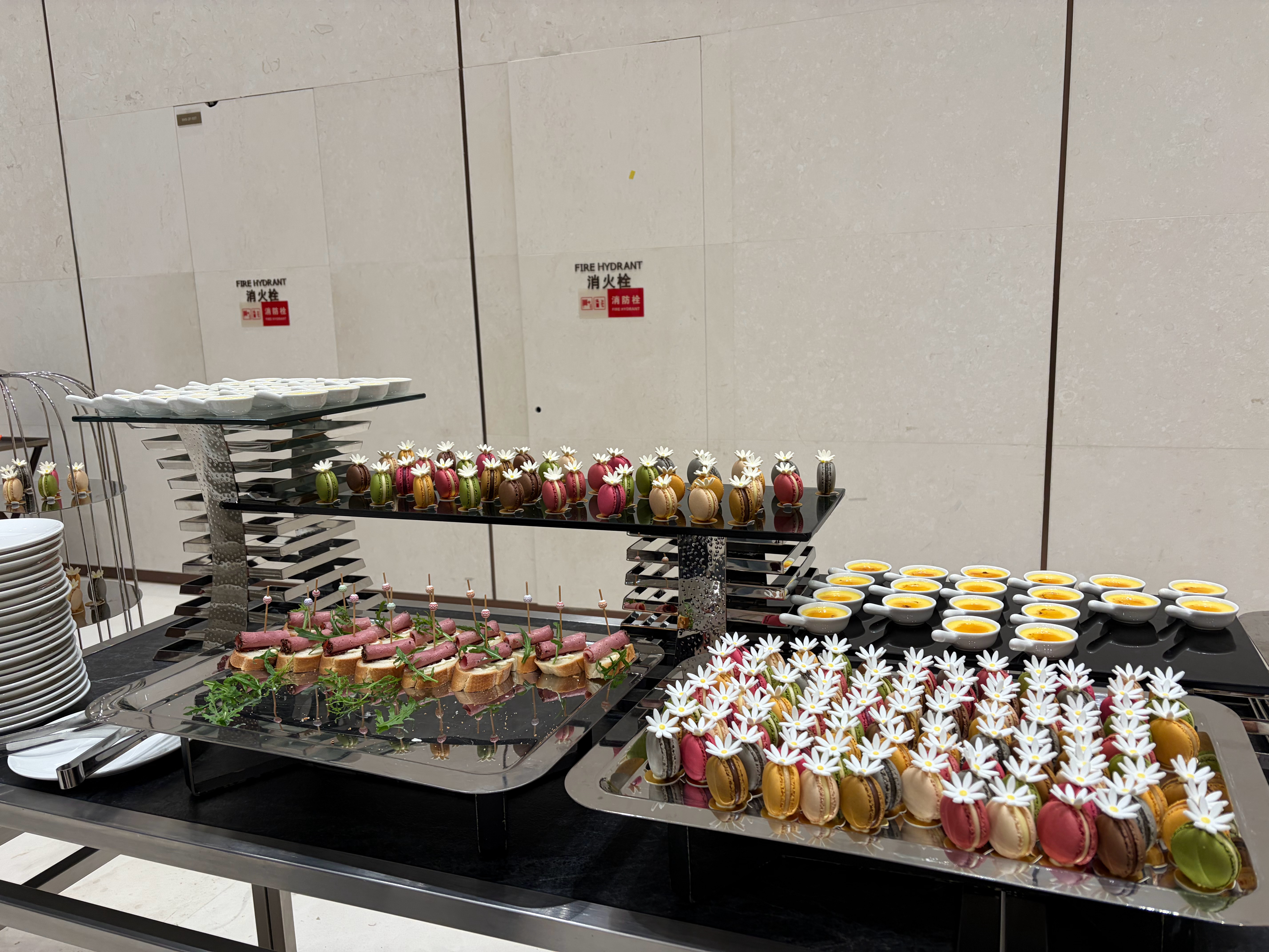 到华为春季全场景新品发布会现场啦！好多吃的啊！做为吃货，当然要先吃为敬！在吃面前