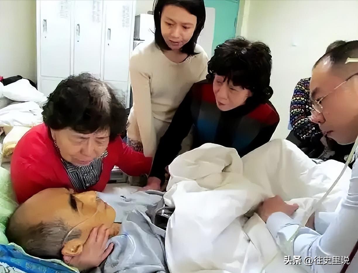 庄则栋咽气前，原配妻子鲍蕙荞、第二任妻子佐佐木墩子守护在旁边，此时的他已经油尽灯