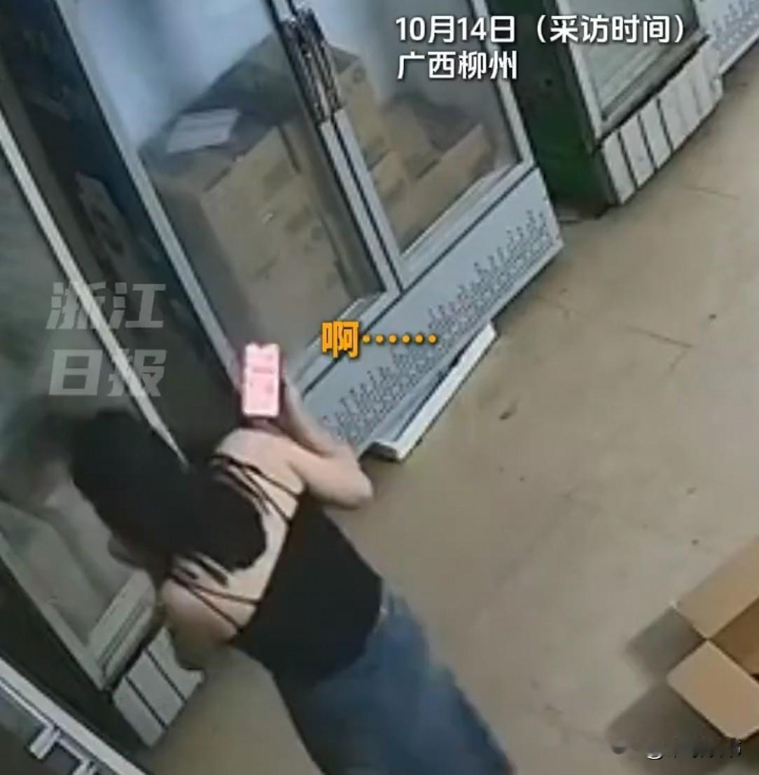 广西柳州一饭店，老板娘瞥见角落有条蛇，赶紧打了消防电话。可等消防员赶来，蛇却不见