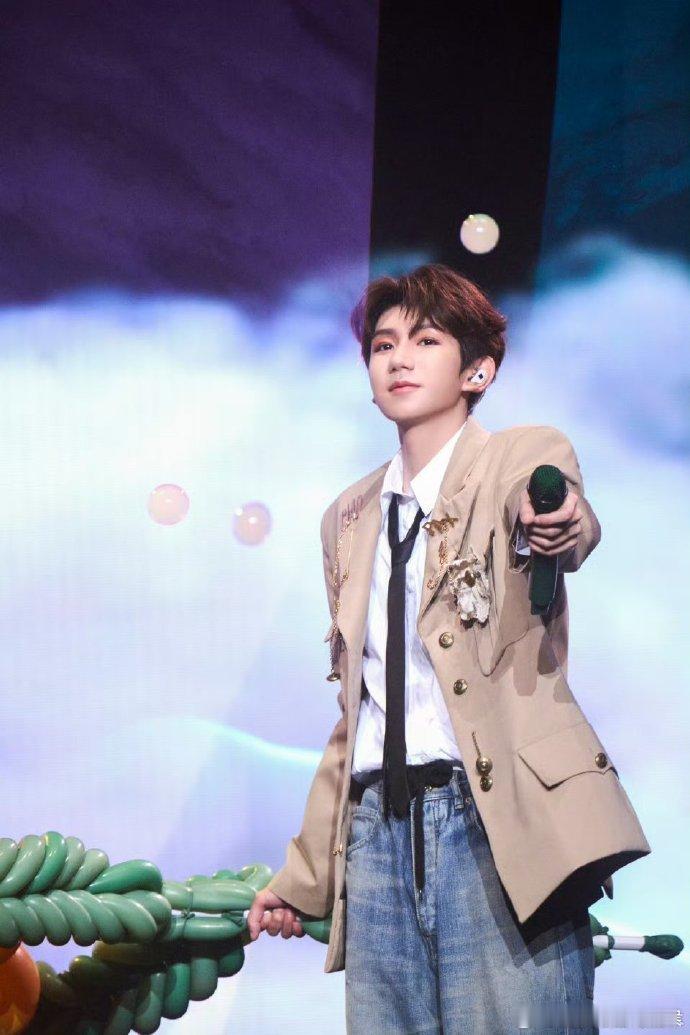 #王源南京拜拜北京见# 南京站的歌声渐远，王源向着北京前行。期待他在北京站以更强