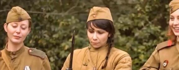 1945年，日军被苏联红军押往寒冷的西伯利亚。后来，活下来的日军战俘哭着回忆道，