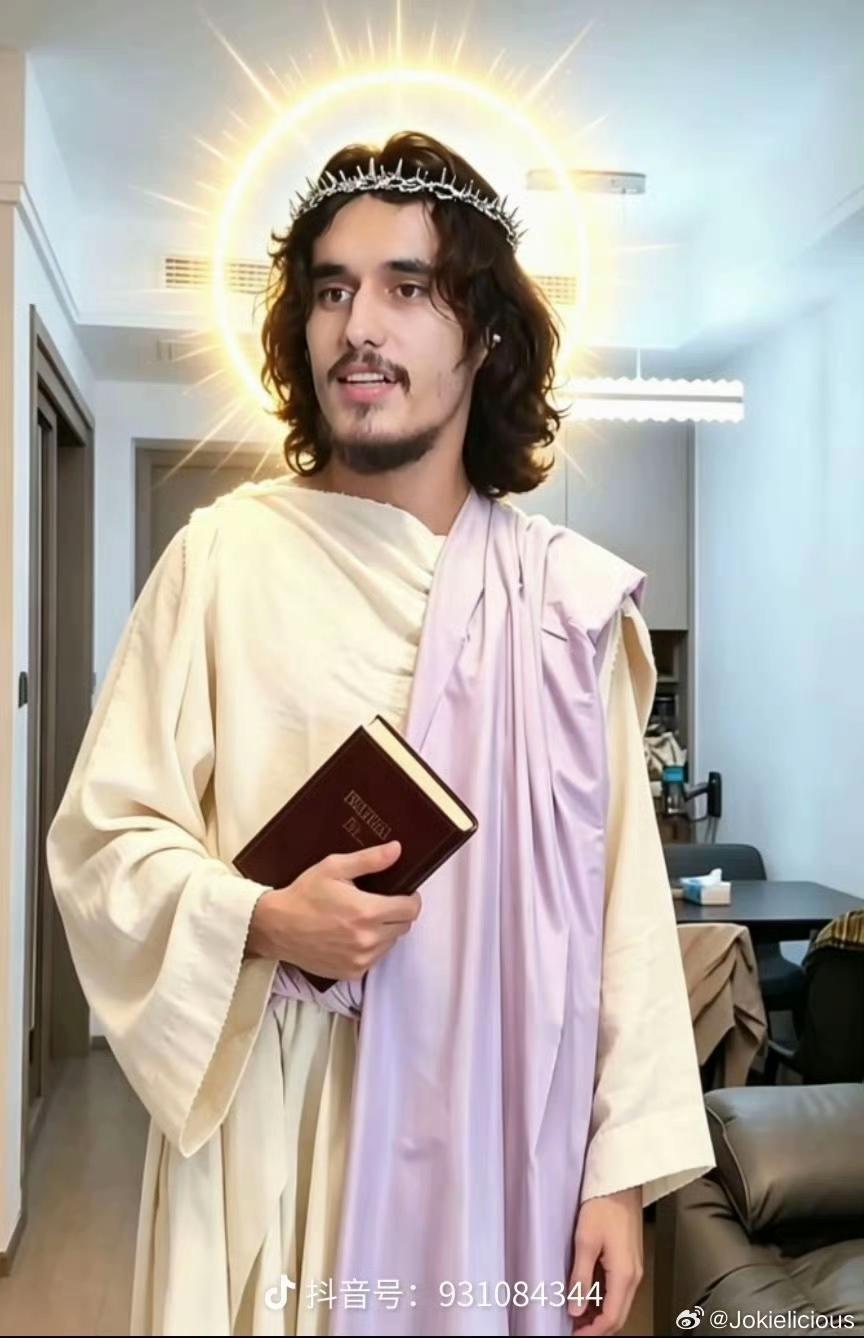 这个夏天可能很多网友已经被这个维吾尔族的小伙子圈粉，他现在成功破圈，外网很多关于
