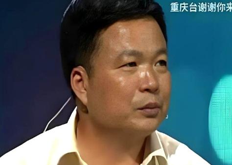 山东1女孩父亲去世，母亲瘫痪，无奈她辍学打工，1陌生男子不忍心资助她上大学，谁知