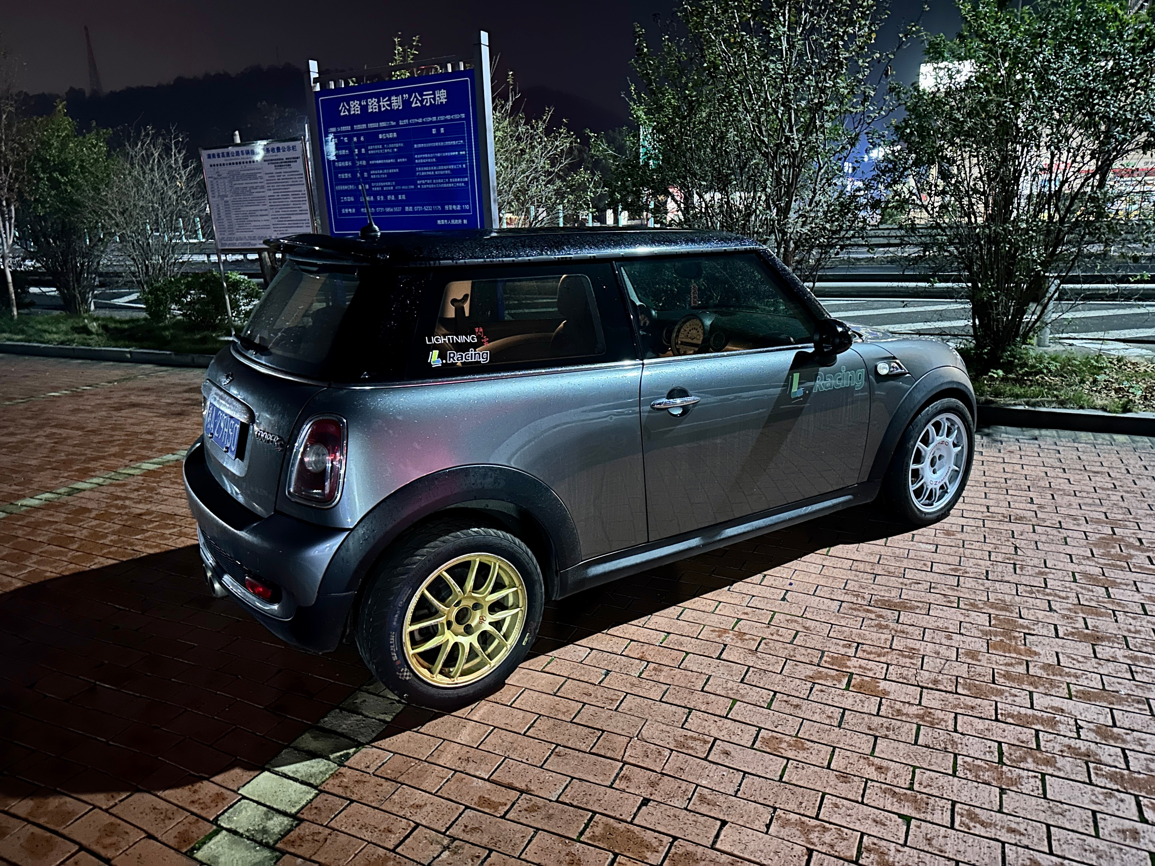 车队除了光头就是雨胎[允悲]。还是拿个雨胎好了。 ​​​