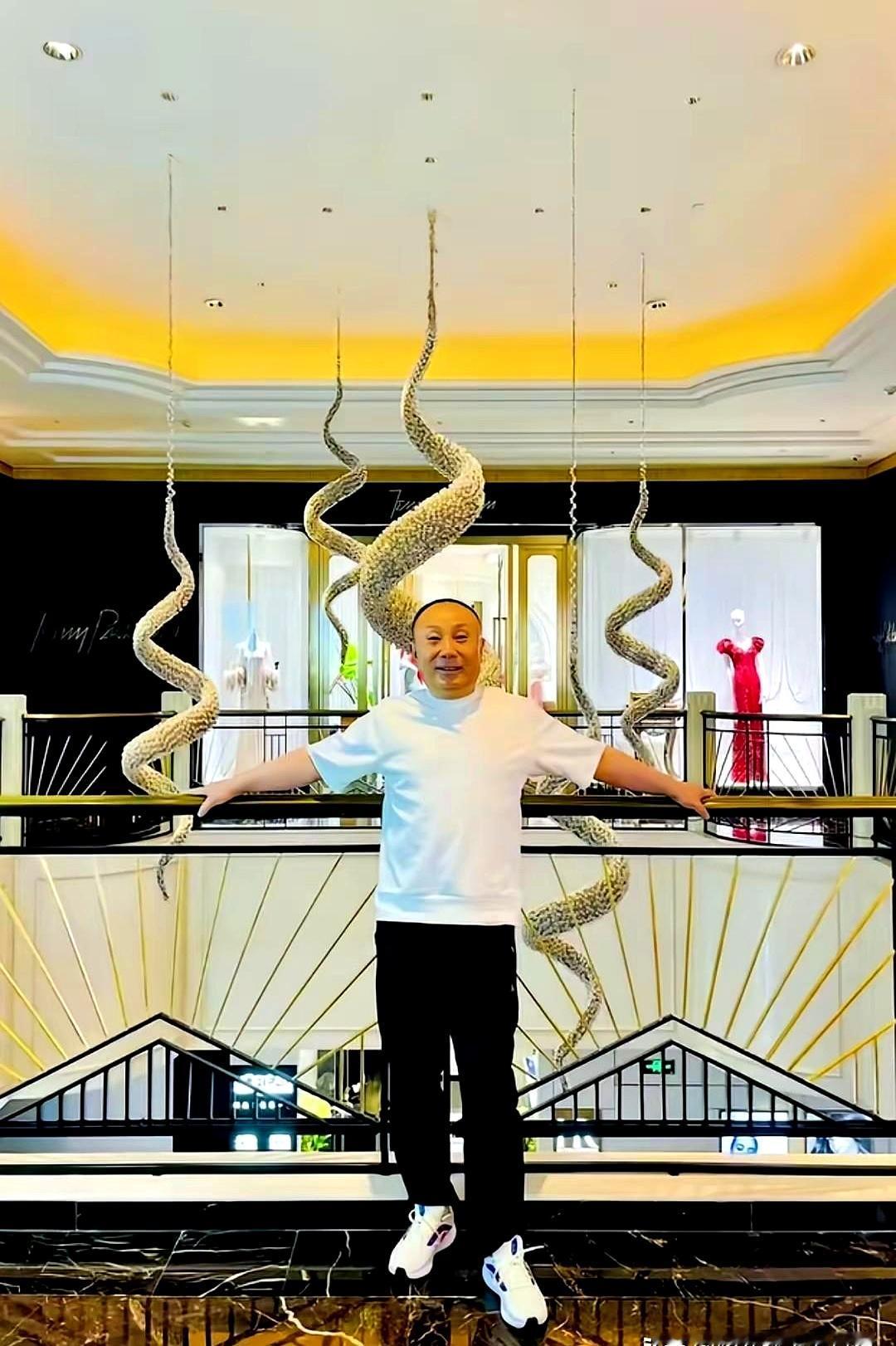你敢信吗？
一个人在决定走绝路之前，竟然能把身边所有人的退路都铺得整整齐齐，这得