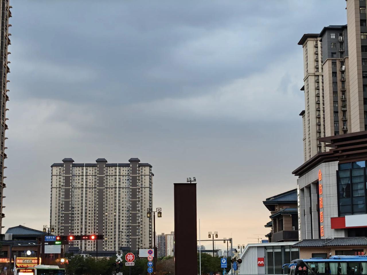 西安现在的天气真难受，乌云密布，感觉要下雨，但又没下。 ​​​