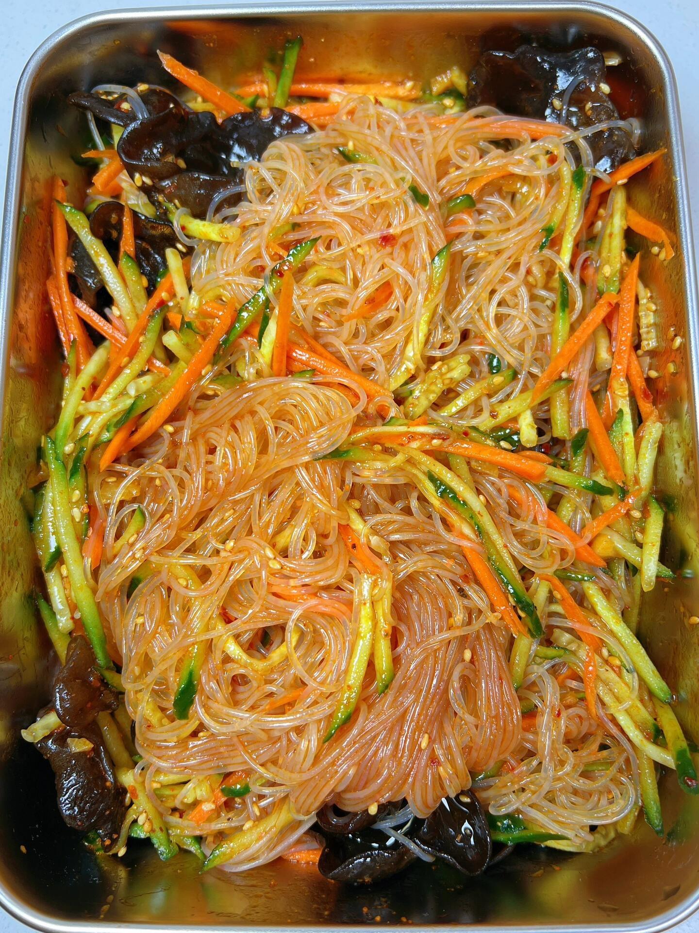 天儿热来个凉拌菜吧。酸爽开胃，爽口解腻！
食材：粉丝，胡萝卜，黄瓜，木耳
做法：
木耳和粉丝煮熟捞出，过凉水备用，调一个酱汁，碗中放蒜末，白芝麻，辣椒粉，淋热油，加2勾生抽，1
勺蚝油，1勺白糖，1勺香醋，食材摆盘，倒上调好的酱汁拌匀。