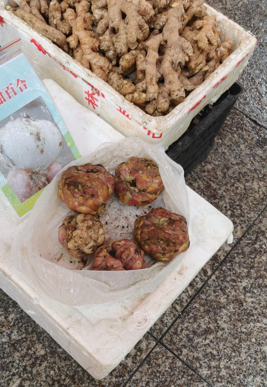 昨天逛菜市场，顺路瞧见有人在地摊摆着货品，我开口问这是什么？她跟我说这是百合，我