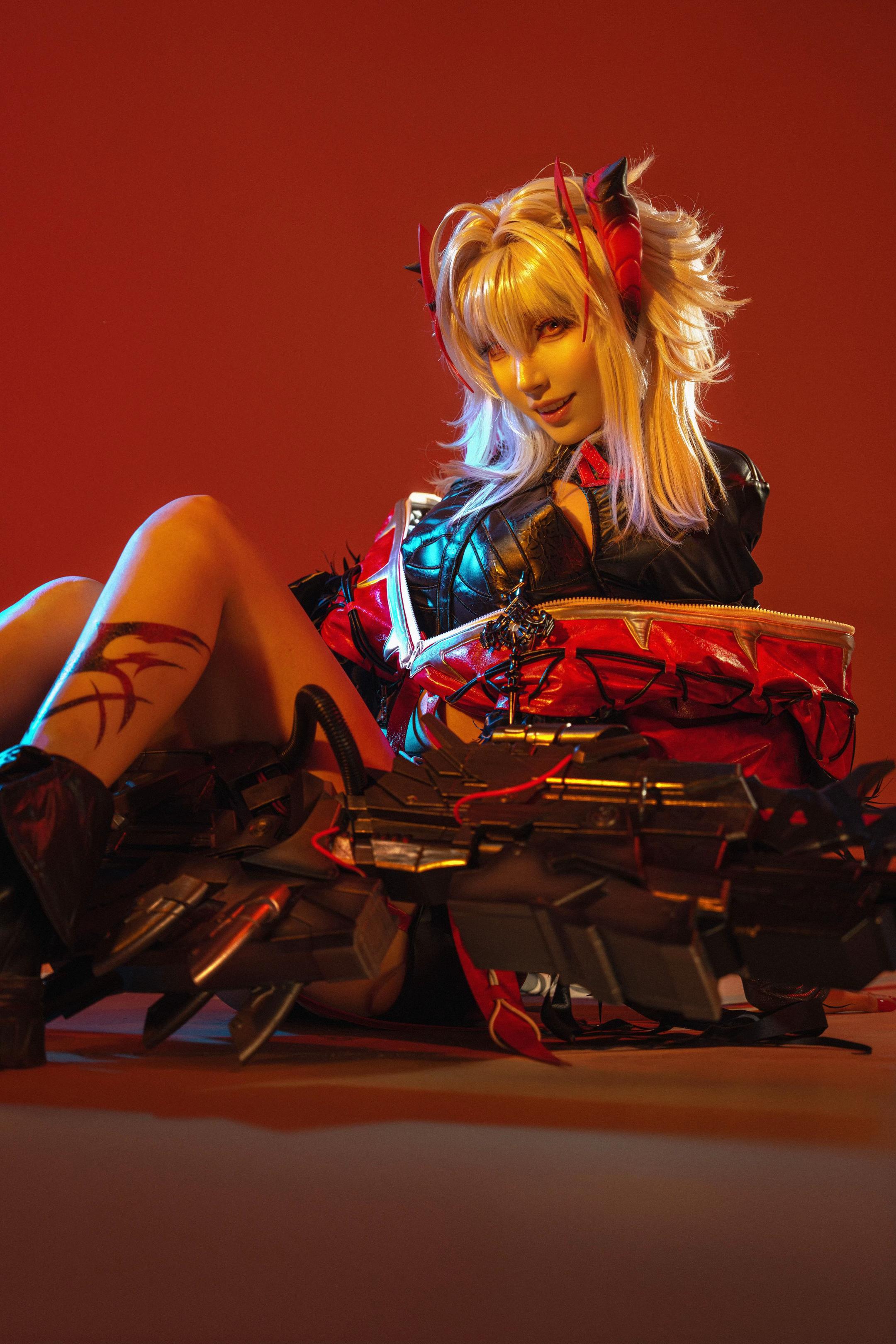 维什戴尔白棚正片 出镜异格w coser:  灯神棚主：  摄影后期：我