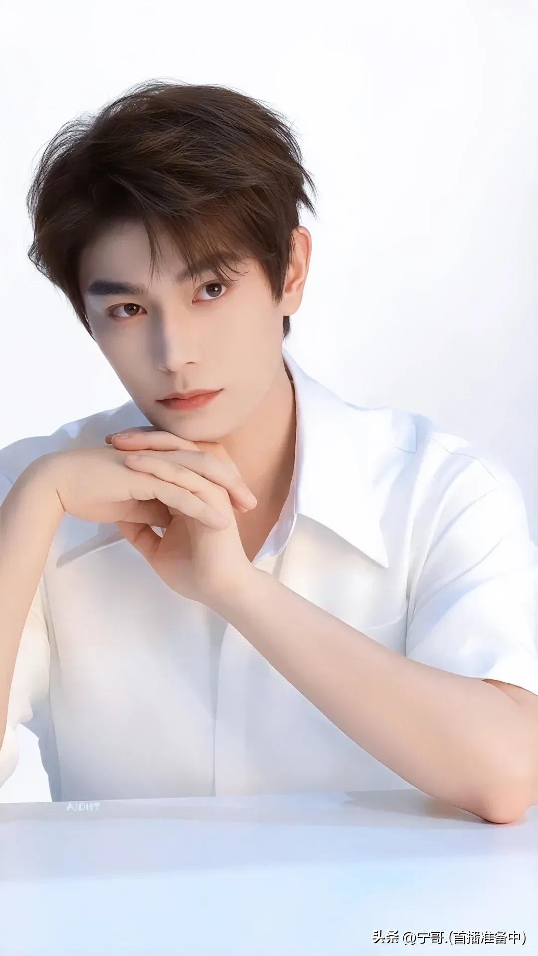 娱乐圈大揭秘：明星怪癖、温情假面与资本“吃人”真相

娱乐圈，表面光鲜亮丽，实则