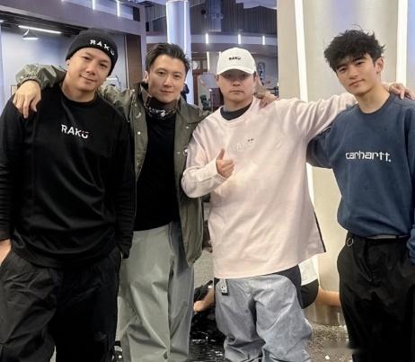 谢霆锋与大儿子去迪拜度假也会安排滑雪运动，父子俩真的好像！ ​​​